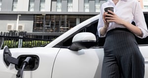 Unser Reality Check zeigt deutlich: EV-Fahrer laden planbar, komfortabel und akzeptieren faire Kosten. Für Hotels und Arbeitgeber eröffnet das gleich zwei Chancen: Gästezufriedenheit steigern und neue Erlösmodelle erschließen